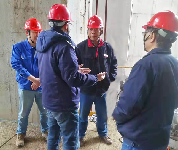 1579781900158393.jpeg 董事長小除夕深入尿素檢修現(xiàn)場檢查指導(dǎo)工作.jpg