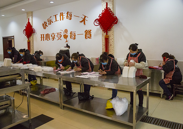 1581827573267136.jpeg 01 2020年2月14日星期五早晨九點到十點,服務人員在認真核對一線職工的訂飯清單.jpg