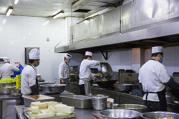 1581827615184467.jpeg 03 廚師師傅們在為大家炒菜.jpg