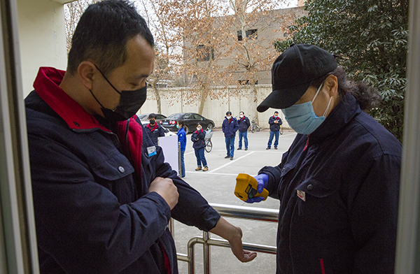 1581827888287861.jpeg 17 工作人員為職工進入精品庫量體溫.jpg