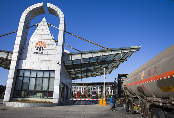 1582071932701306.jpeg 03 2020年2月17日星期一,下午三點半罐區治安科門衛人員在為拉甲醇車輛消毒。.jpg