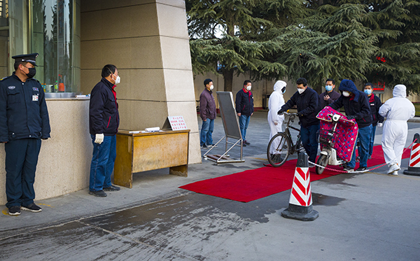 1582071961946728.jpeg 05 2020年2月18日星期二早晨,保衛科北門執勤人員在執勤。.jpg