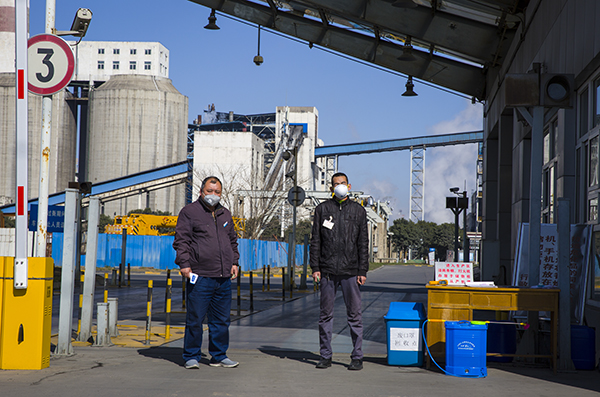 1582072005981282.jpeg 07 南門執勤人員嚴陣以待.jpg