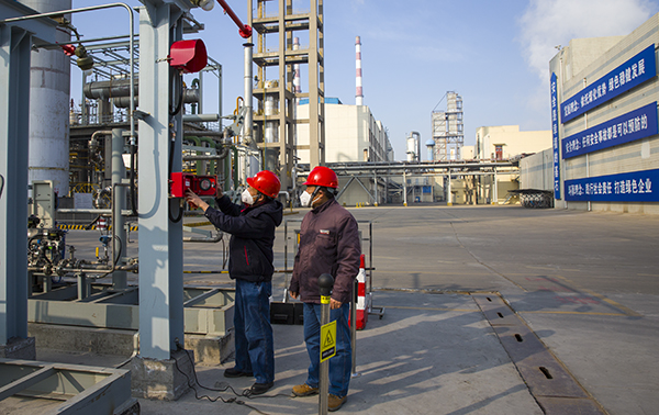 1582072089545838.jpeg 11 消防人員在檢查火災報警器.jpg