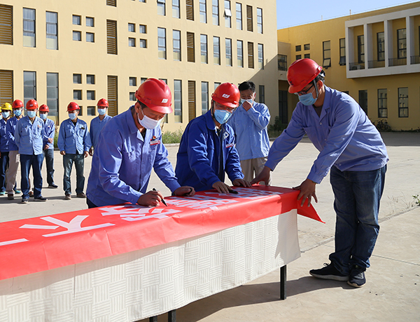 1591174493804109.jpeg 彬州化工公司舉行安全生產月百人簽名活動4.jpg