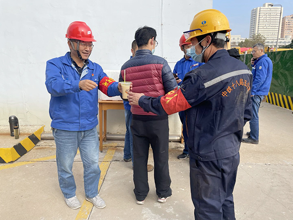 1605775779900199.jpeg 工會深入檢修現場送溫暖3.jpg