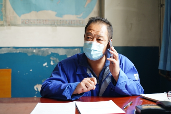 1606175923162016.jpeg 電氣工段長(zhǎng)王宏正在大檢修指揮中心為檢修人員的大電源檢修進(jìn)行聯(lián)系.JPG