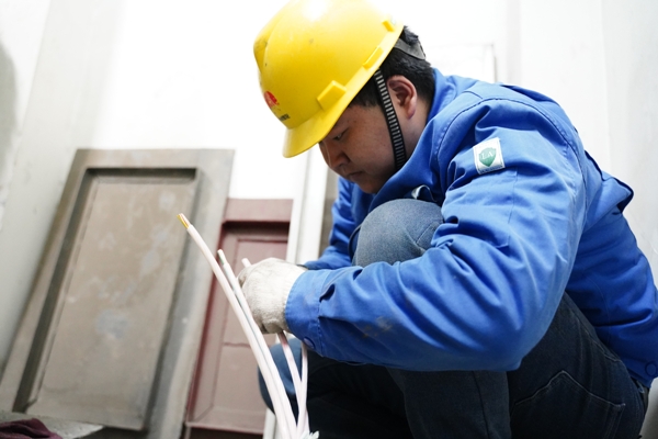 1606175960945789.jpeg 電氣小伙解祥龍正在324配電室里處理發(fā)電機(jī)射水泵電纜.JPG