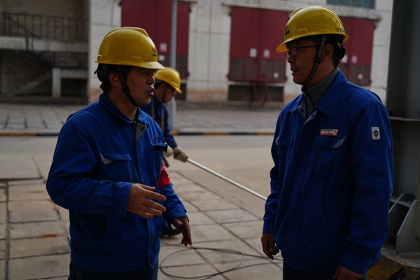 1606175982291663.jpeg 質(zhì)檢人員劉派與安全員正在一期合成現(xiàn)場(chǎng)進(jìn)行安全技術(shù)措施交底.JPG