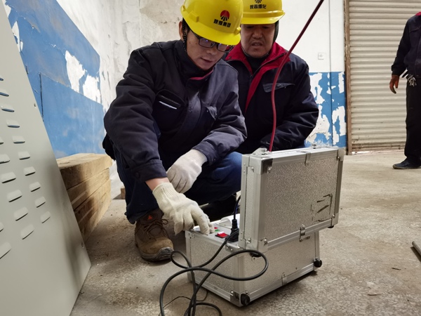 1606263957211366.jpeg 王宏對(duì)青工李強(qiáng)在301總變1#電容器改造現(xiàn)場進(jìn)行現(xiàn)場教學(xué).jpg