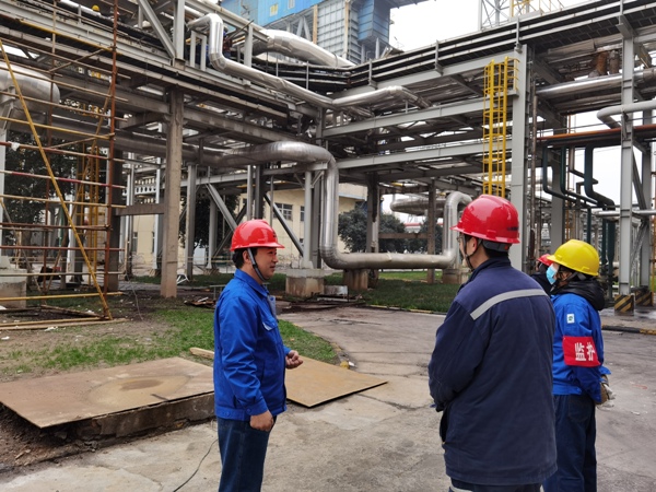 1606263971671858.jpeg 王文波在315C更換動(dòng)力電纜橋架現(xiàn)場對(duì)監(jiān)護(hù)人員進(jìn)行安全叮囑.jpg