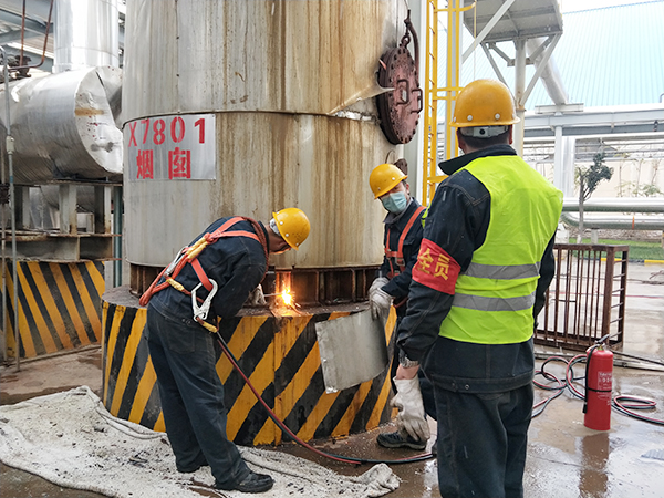 1606463574349512.jpeg X7801廢棄煙囪正在進行拆除工作.jpg