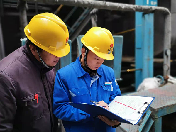 1606631383174909.jpeg 班長魏高強在現場確認動火票(孟力攝.jpg