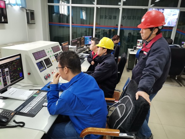 1607750260364378.jpeg 點火后中的鍋爐控制室(孟力攝.jpg