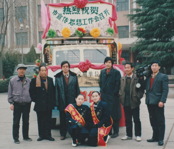 1613694343767924.jpeg 013 后排左起:李振奎 薛桂生 薛季學 李建明 解選民 高藝勛 前排左起:楊小妮 張桂安大地風衣額 Image (2) (65).jpg