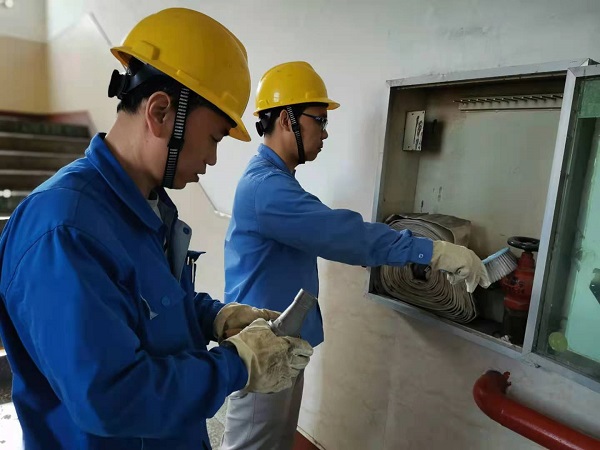 1619870038243314.jpeg 班長(zhǎng)魏高強(qiáng)帶領(lǐng)班組員工檢查消防設(shè)施.jpg