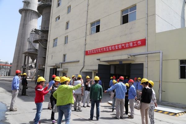 1626164611624533.jpeg 渭化集團環保開放日,渭南市民代表來渭化監督檢查煙氣治理。.JPG