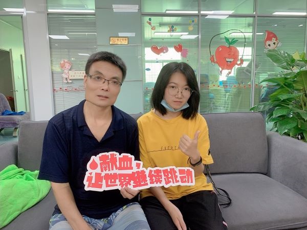 1629675286686185.jpeg 暑假期間女兒陪我去渭南血站獻(xiàn)血時的合影.jpg