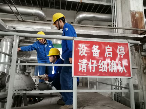 1635920303179004.jpeg 師傅現場給青工培訓.jpg