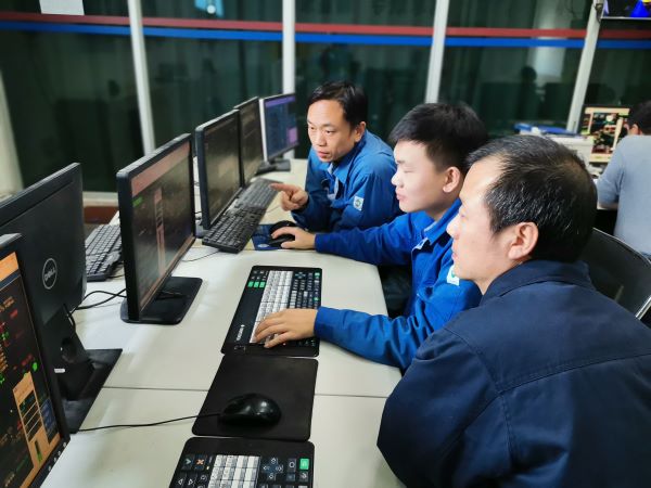 1637218311920855.jpeg 班組員工齊心協力優化操作.jpg