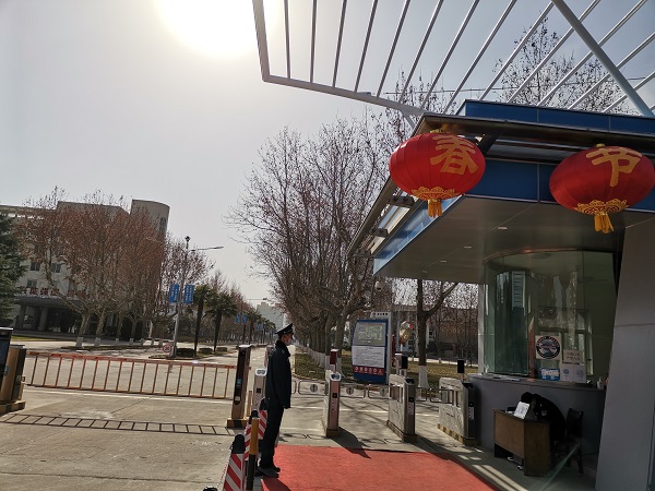 1643794585953314.jpeg 廠區(qū)門(mén)口的燈籠“春.jpg