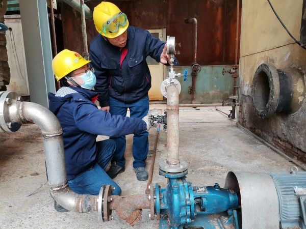 1644805062586017.jpeg 魏高強現場指導劉浩禎水泵操作.jpg