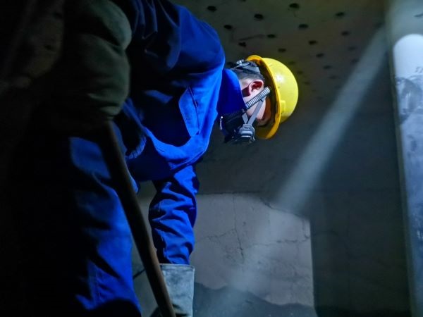 1647215845249292.jpeg 水冷風室內(nèi)清理積渣.jpg