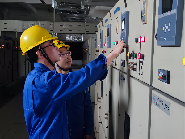 1669256313969713.png 李強正在認真巡檢配電室(1).png