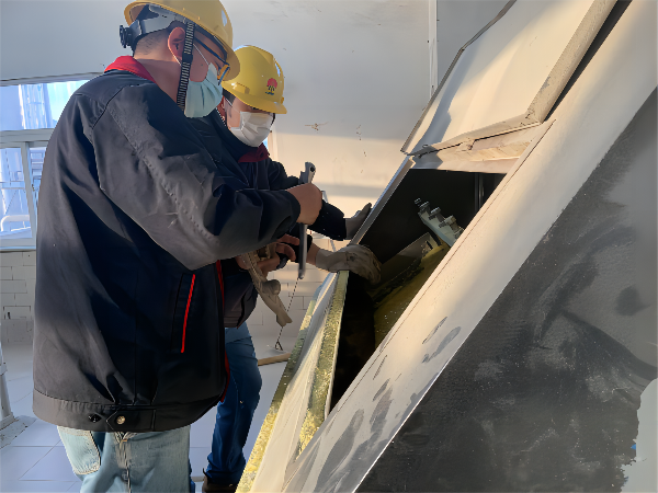 1670460066369339.png 技術員和操作工調整造粒機刮料板(1).png