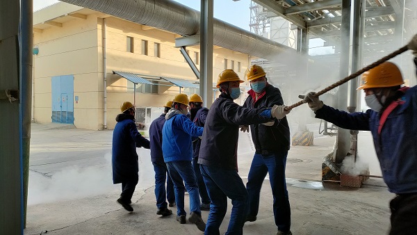 1674111928941614.jpeg 青年突擊隊拉繩提升送床料.jpg