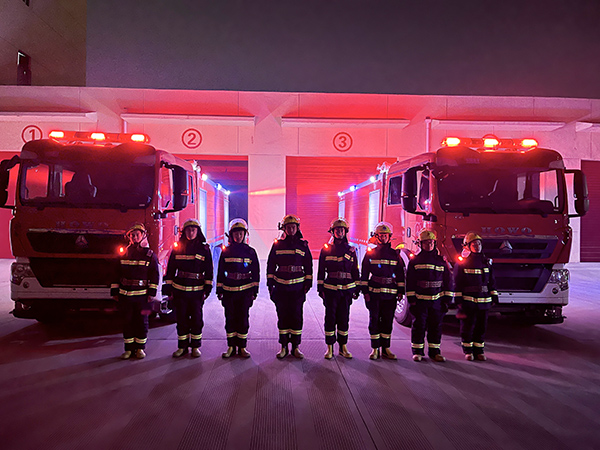 1675654580214713.jpeg 2月5日晚消防執(zhí)勤前消防力量集結(副圖).jpg