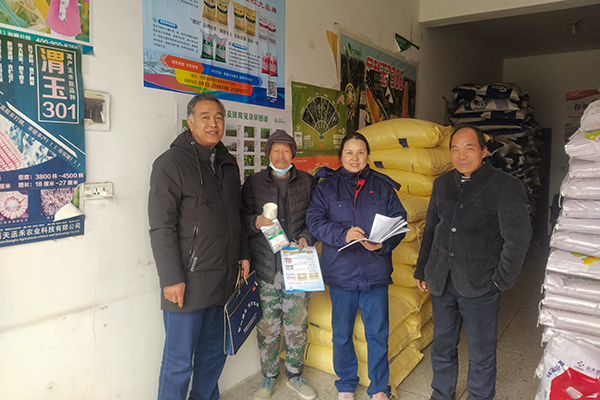 2月10日，尿素銷售人員在武功縣貞元鎮農資店向農戶發放宣傳資料。(副圖）.jpg