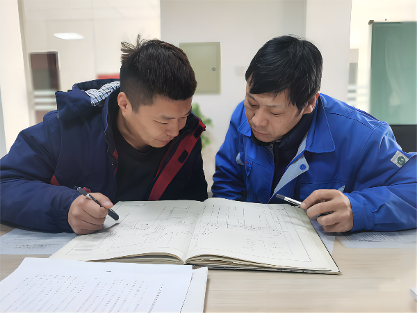 1676604575339674.png 2月17日上午,化工四班班長楊震為徒弟熊谷煜講解流程圖(1).png