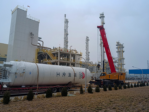 1676851692182438.jpeg 2月17日,在物資采供部的周密部署下,彬州制氣車間低溫能源綜合利用項目液氮儲罐按時到貨,卸車現場(副圖).jpg