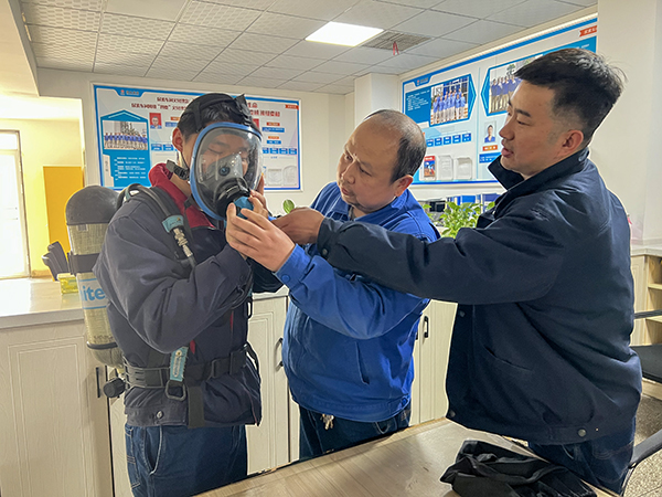 1677456244489159.jpeg 值班長谷煒在對青工張國燾進行空呼使用的培訓指導(副圖).jpg