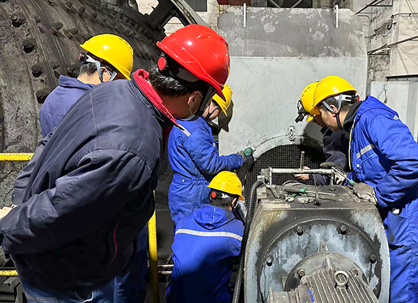 1677484130311724.jpeg 搶修磨煤機(jī)現(xiàn)場圖(副圖).jpg