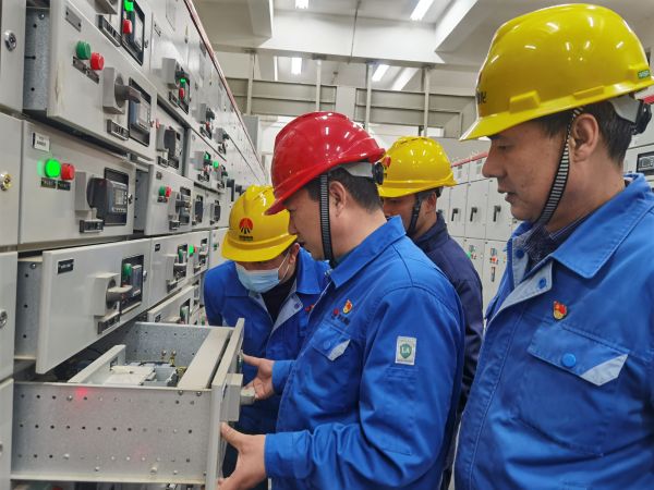 1679037412940378.jpeg 3月16日,對標交流現場,大家圍在一起對配電室開關柜查找差距與優勢.jpg