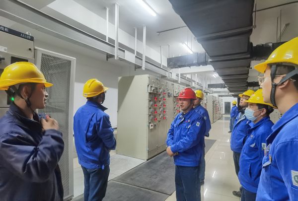 1679037422106752.jpeg 3月16日,對標交流現場,技術組長于康健為大家講述配電室的運維情況.jpg