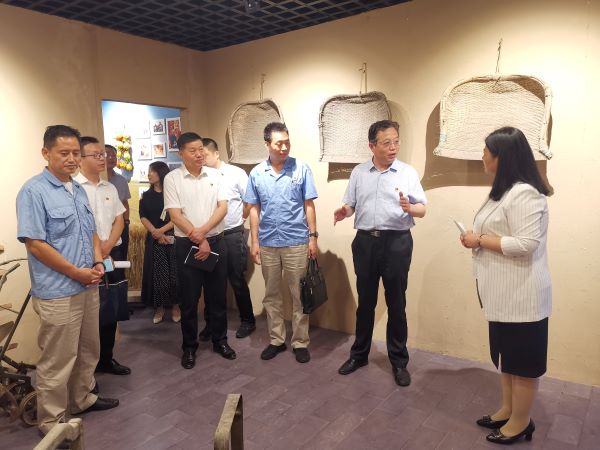 1679643509594144.jpeg 渭化集團(tuán)黨委副書記、董事、工會(huì)主席馮曉宏在五星村調(diào)研鄉(xiāng)村振興工作,參觀村史館3.jpg