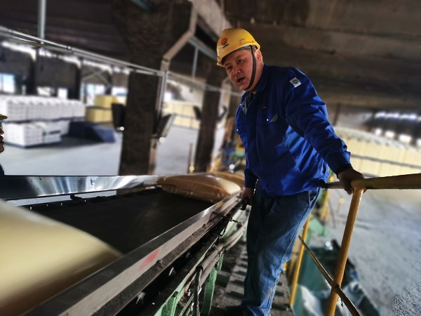 1679897717898826.jpeg 3月23號,尿素車間設備員賈琿在檢查托輥.jpg