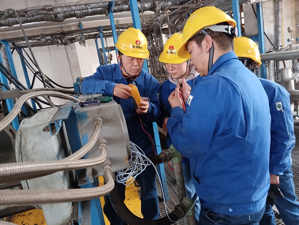 1679993999473041.jpeg 3月27日,郭凱、張桂芳、王國棟在二期氨壓機更換前置器檢維修工作.jpg