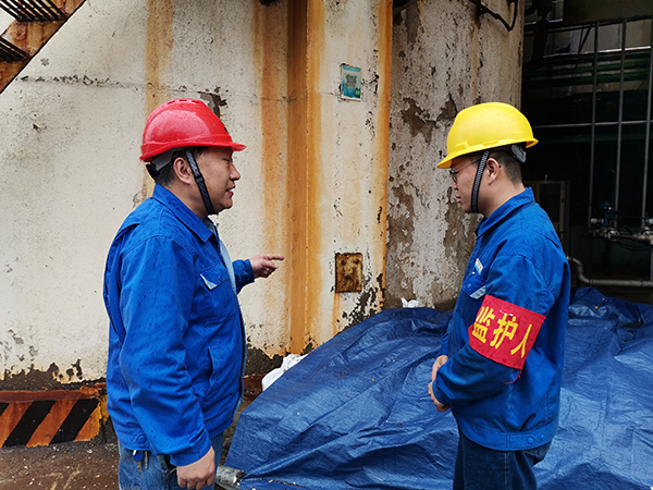 1680514132801431.jpeg 3月31日上午,在一期鍋爐舊脫硫塔底部清理現場,安全員焦路秦對監護人岳維哲的提問。.jpg