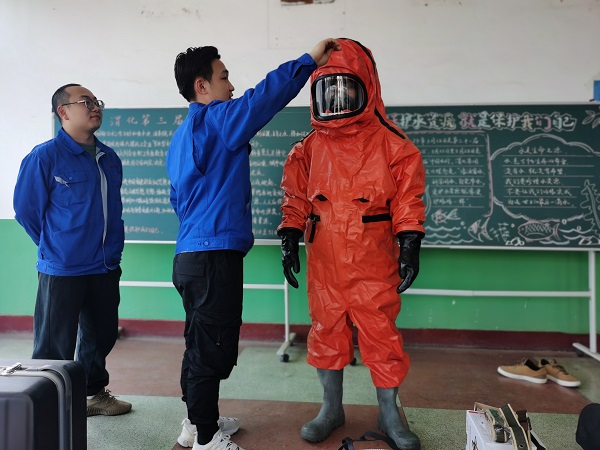 1680599128484066.jpeg 3月31日,應急隊員張晨、于堯對重型防化服的使用進行講解.jpg