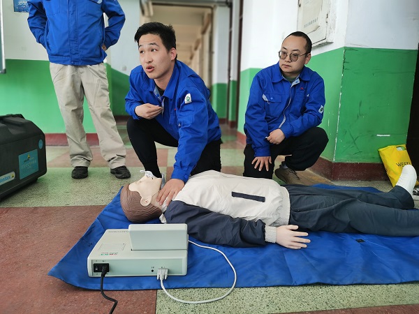 1680599155191277.jpeg 3月31日,應急隊員張晨講解心肺復蘇注意事項.jpg