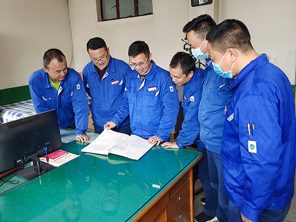 1680827078671296.jpeg 3月31日,合成車間技術攻關小組討論排煤漿具體實施方案.jpg