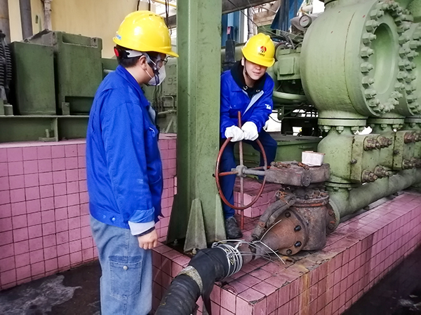 1680827100361788.jpeg 4月4日,合成三班作業人員通過軟管開始從二號大槽排放煤漿,并回收至一號大槽.jpg