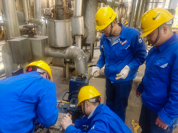 1681097961977318.jpeg 4月7日,合成車間安全技術員董子旭,設備組組長谷成駿,設備技術員呂玉亮及岳歡,在凈化現場進行P7806水泵自主維修。.jpg