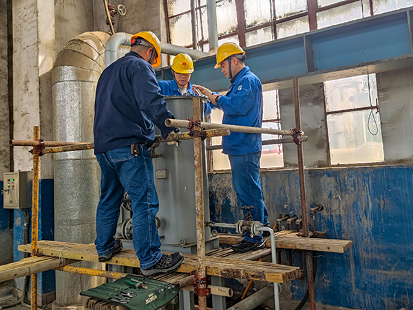 1681097983292242.jpeg 4月4日,合成車間安全技術員董子旭、設備技術組組長谷成駿、設備技術員呂玉亮進行發電機油濾芯自主維修工作。.jpg