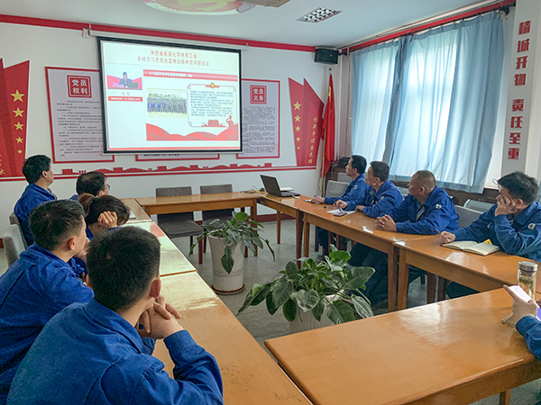 1681257249114341.jpeg 4月11日上午9時,動力車間組織員工在車間會議室集中觀看《聚焦兩會踔厲奮發》的全國兩會精神宣講報告會.jpg