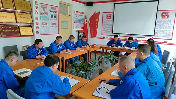 1681286284837696.jpeg 4月10日,動力車間召開會議,傳達董事長在公司2023年一季度追趕超越匯報點評會暨經濟運行分析會上的講話、公司一季度經濟運行情況分析報告及動力車間2023年第一季度追趕超越總結分析報告.jpg